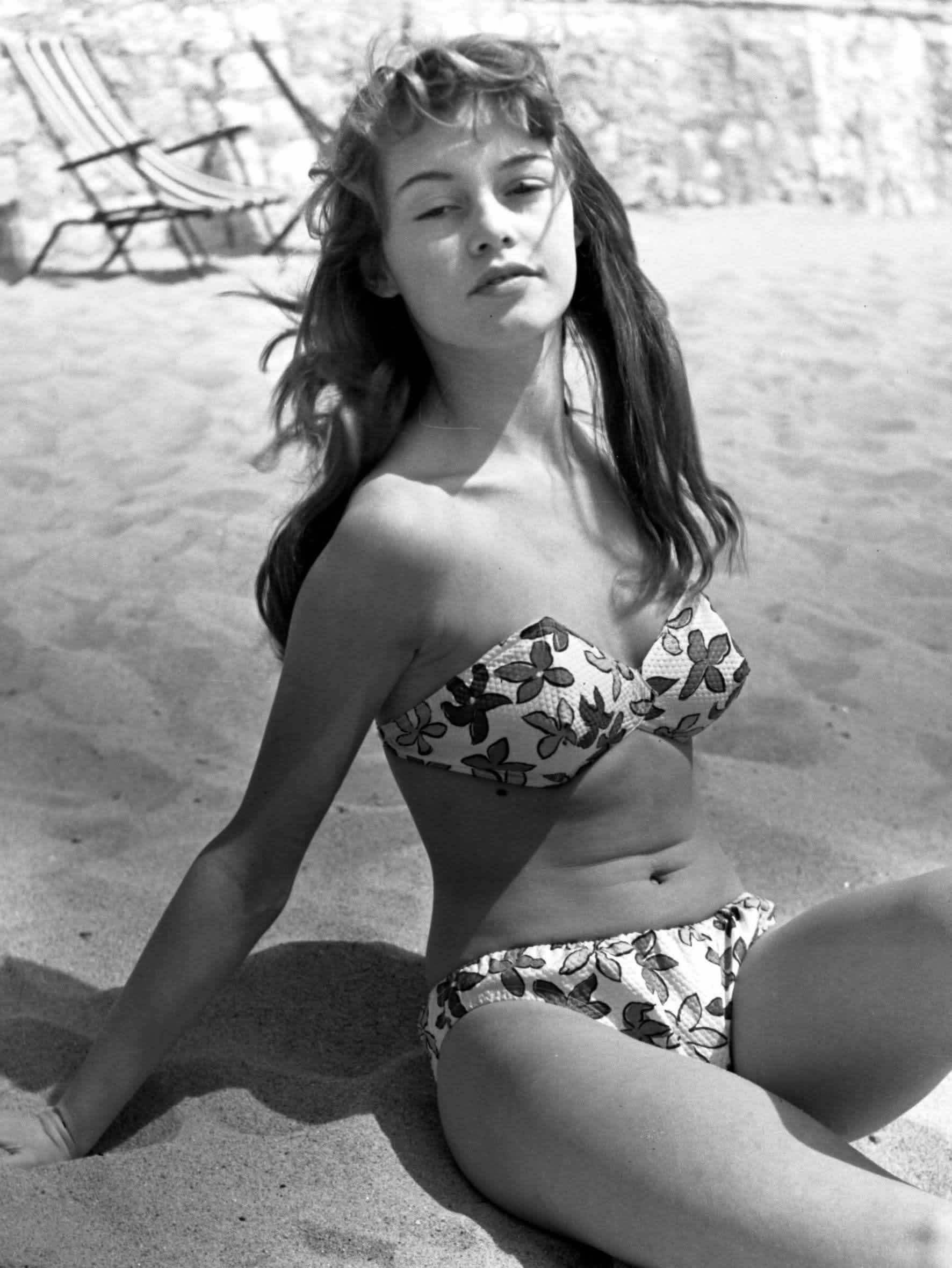 Бриджит Бардо на побережье Круазетт, 1953 год