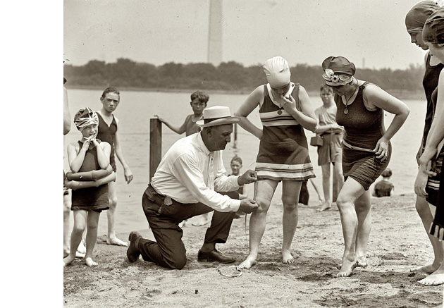 Измерение пляжным полицейским вышины юбки над коленом, Вашингтон, 1922. 