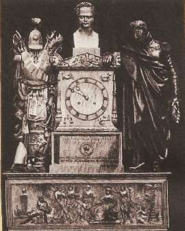 В память об Александре I Аракчеев приказал сделать бронзовые часы, увенчанные бюстом императора. В фигуре воина в накинутом плаще угадывается сам Аракчеев. Били часы один раз в день - в час смерти Александра