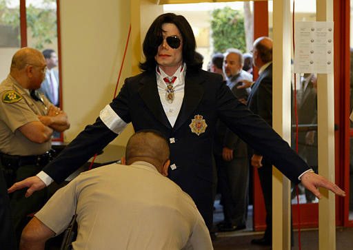 16 января 2004 года. Майкл Джексон прибыл в суд Санта-Марии, штат Калифорния. Его обвиняли в растлении несовершеннолетних, но признали невиновным