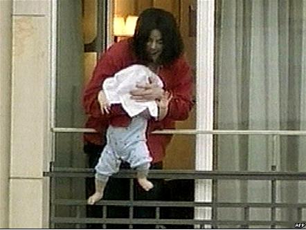 Майкл Джексон со своим ребенком