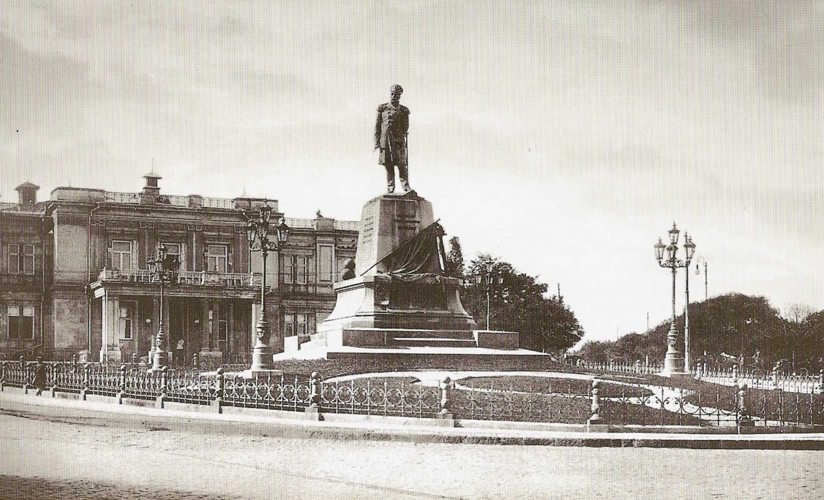 Памятникъ Адмиралу Нахимову. Le Monument a la gloire d'amiral Nakhimov. The Monument to Admiral Nakhimov. Admiral Nakhimov-Denkmal.